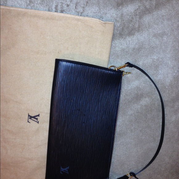 🚩SOLD Authentic Louis Vutton Leather EPI Pochette