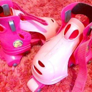 👑 Hold👑 Girls Barbie roller skates.