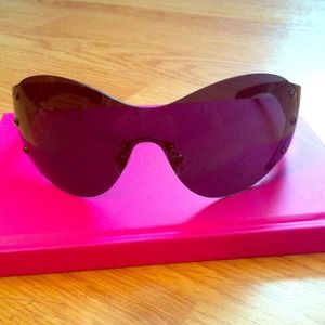 Black miu miu sunglasses