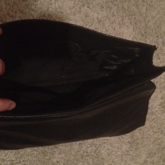 Black Zipper clutch with magnetic close - Picture 2 of 2