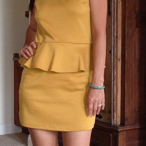Sexy mustard peplum dress w low back - Picture 3 of 3