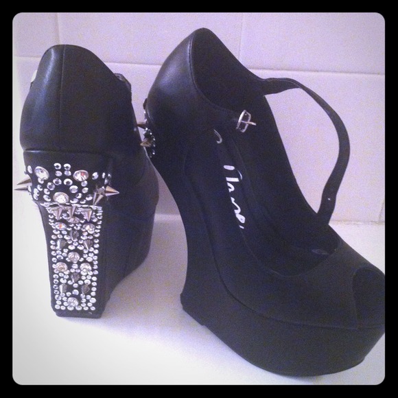 Shoes - 💥Black heelless wedges w rhinestones and studs💥