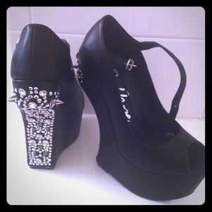 💥Black heelless wedges w rhinestones and studs💥