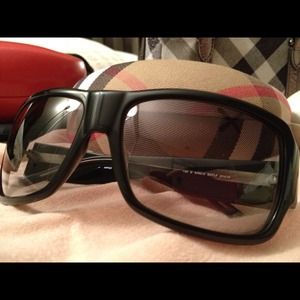 SOLD!! Burberry sunglasses 😎