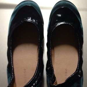 Black and green flat shoes