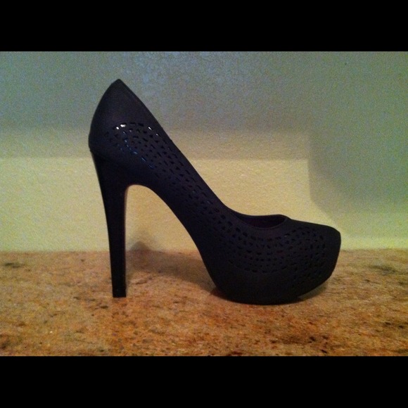 Black pumps