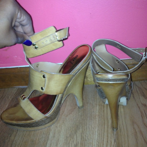 Nice sexy around the ankle heel