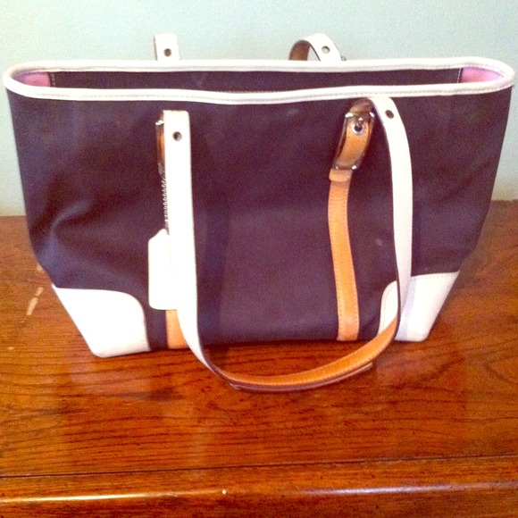 Coach Handbags - 🎀AUTHENTIC🎀Medium size Coach bag