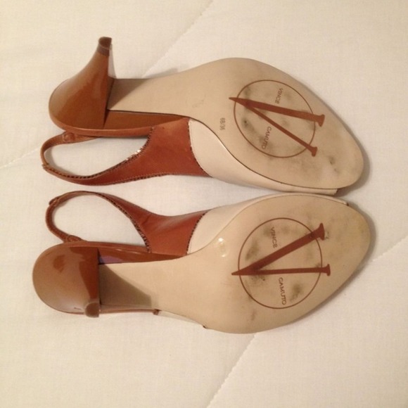 🚫Sold🚫Vince Camuto peep toe gold trim heels - Picture 4 of 4