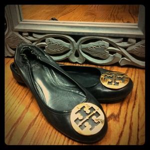 Iconic TORY BURCH Ballet Flats in Black
