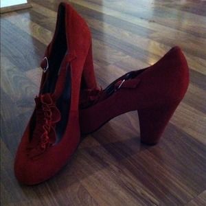 Red ruffle strapped Steve maddens