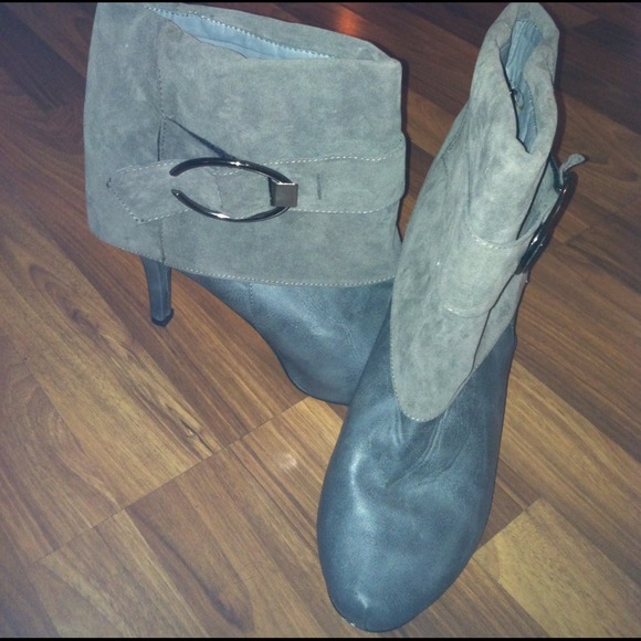 2 toned grey boots