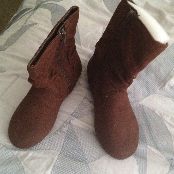 SOLD Toddler girl's boots size 10. NWOT