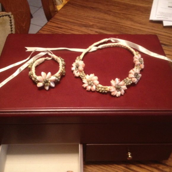 Hawaiian bracelet and necklace set.