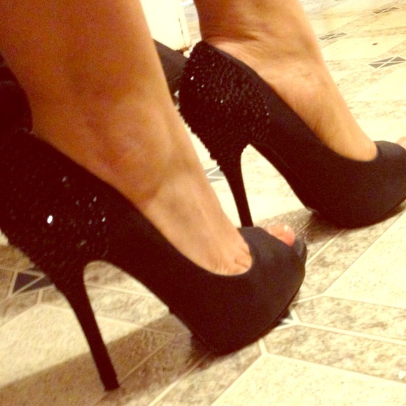 black sequenced peep toe pumps!