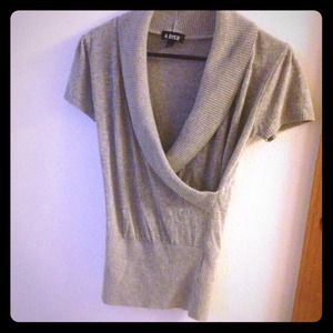 Cute grey top, perfect for fall/winter 😊