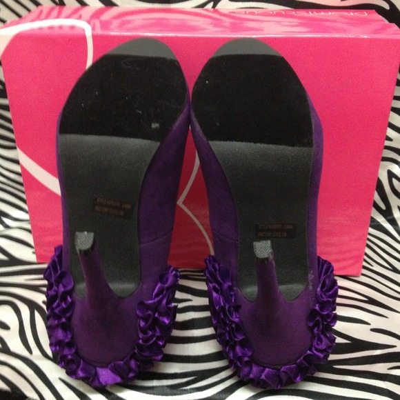 OMG! Stunning Velvet Heels - Picture 2 of 3