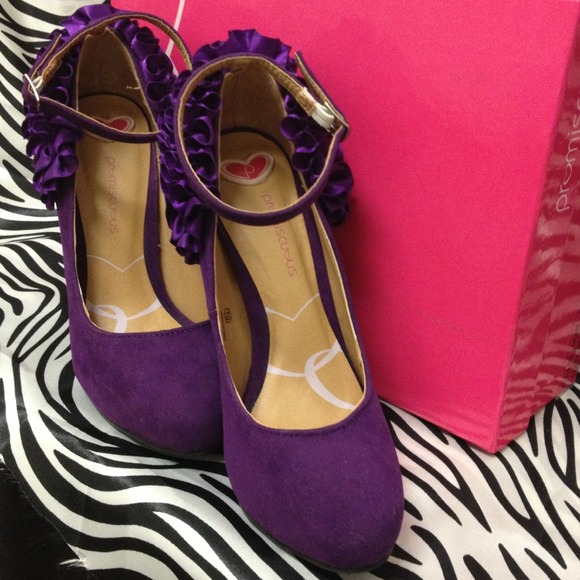 OMG! Stunning Velvet Heels - Picture 3 of 3