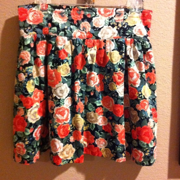 High waisted floral print skirt - Picture 2 of 3