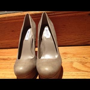 Jennifer Lopez 4 inch taupe heels
