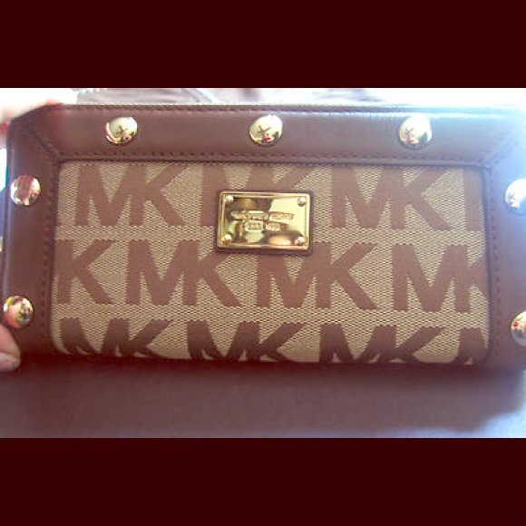 Michael Kors Clutches & Wallets - ❌❌SOLD❌❌Michael Kors Brown Delancy Wallet