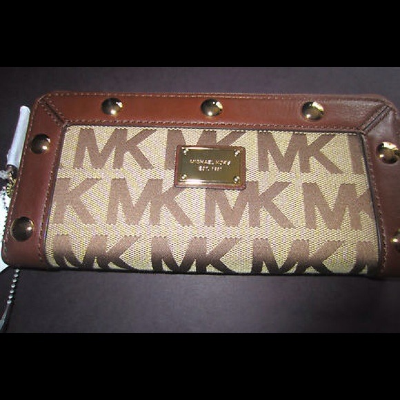 ❌❌SOLD❌❌Michael Kors Brown Delancy Wallet - Picture 2 of 4