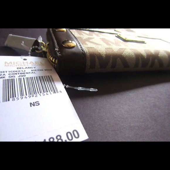 ❌❌SOLD❌❌Michael Kors Brown Delancy Wallet - Picture 3 of 4