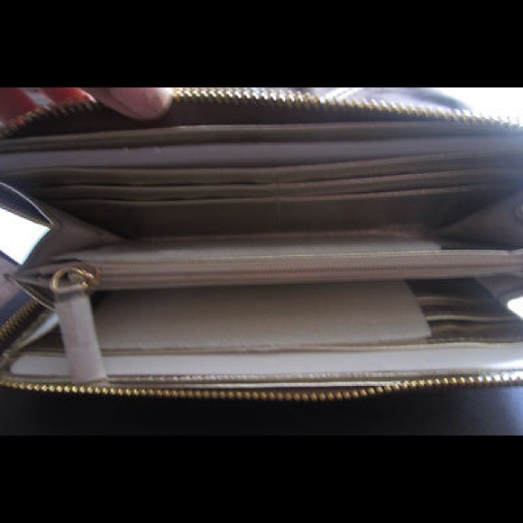 ❌❌SOLD❌❌Michael Kors Brown Delancy Wallet - Picture 4 of 4