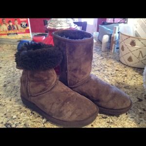 Like new brown Ugg classic style boots
