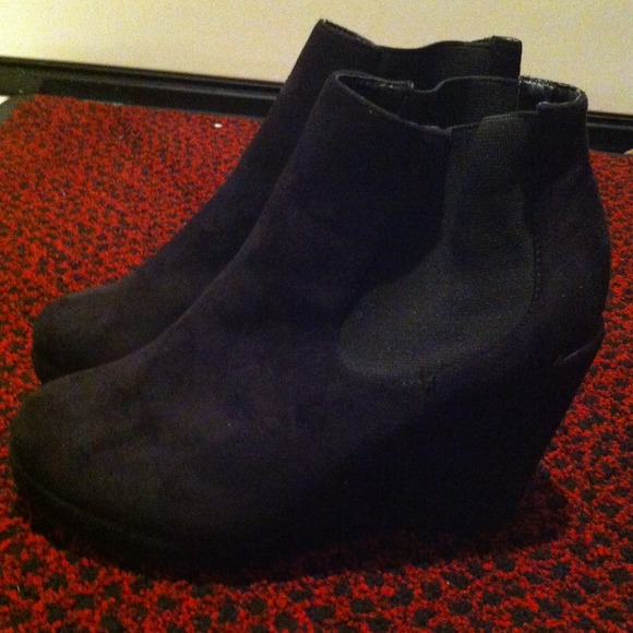 Wedge boots with a elastic sides