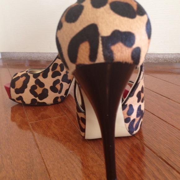 Guess Animal Print - Picture 2 of 4