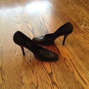 💋Black leather authentic Gucci pumps! Size 10