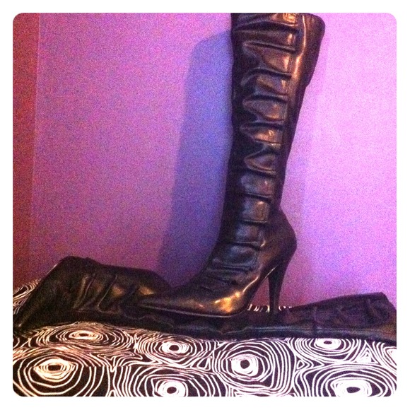 Black sz9 Diba ruched high heel boots.