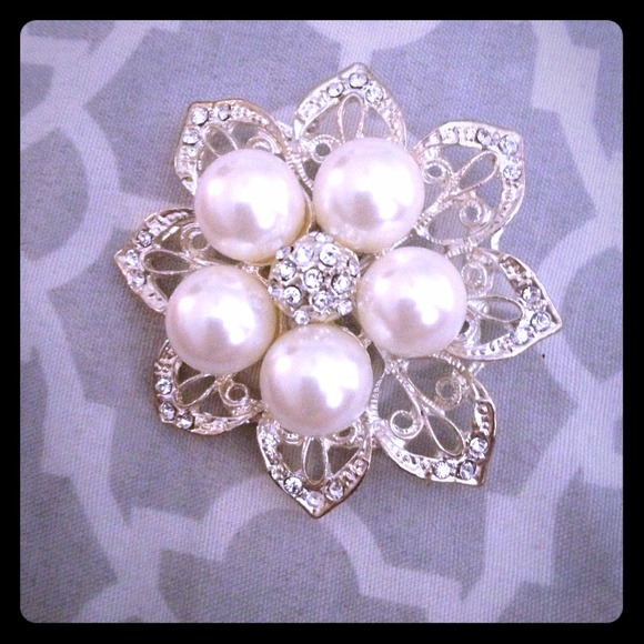 Beautiful broch with pearls an stones