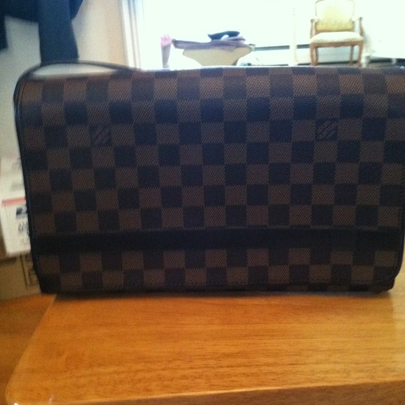 Louis Vuitton very nice Damier clutch-looks auth!!