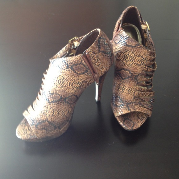 Shoe dazzle snakeskin peeptoe shoes