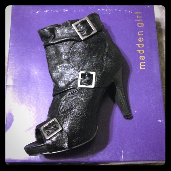 Reserved 🔒 Madden girl black vegan leather open