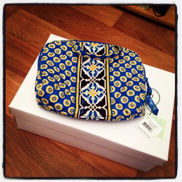 Accessories - ✨Just reduced! Vera Bradley makeup bag✨