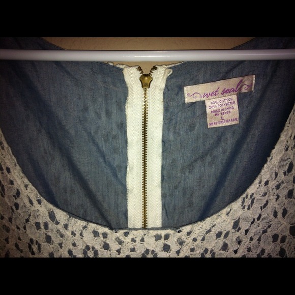 Lace dress - Picture 2 of 2