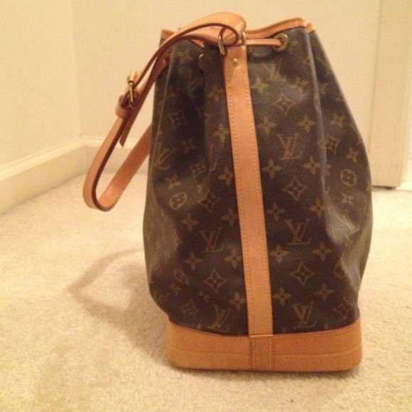 😍😍SOLD😍😍Authentic Louis Vuitton purse! - Picture 2 of 4