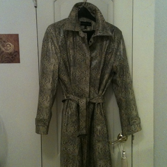 💢REDUCED💢Snake print lined raincoat with belt