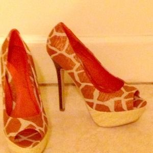 High heels...giraffe print!! Size 5.5
