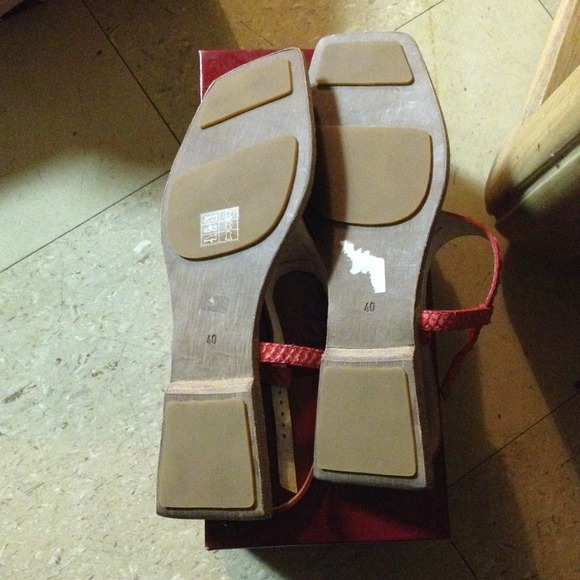 Brand new in box Cherry red thong sandal by Kenzo - Picture 2 of 3