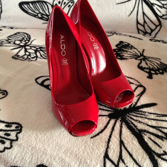 Red shiny pumps