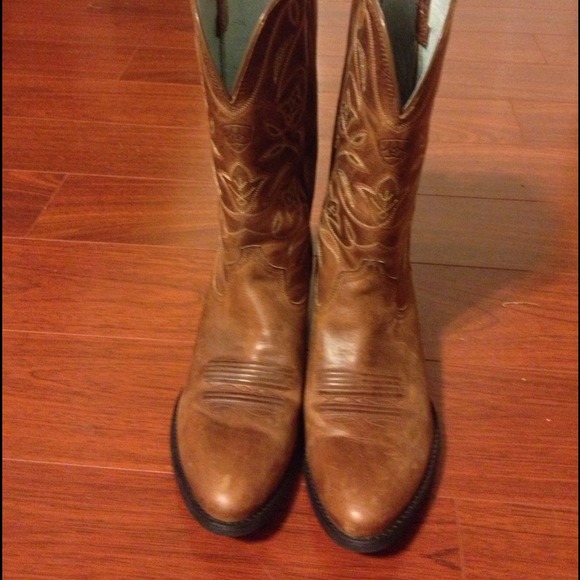Brown ariat cowgirl boots.