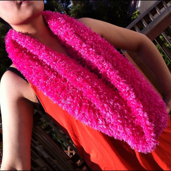 A magic scarf - hot pink - Picture 3 of 4