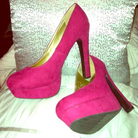 ❌❌SOLD❌❌ Mossimo Hot Pink Suede Pumps