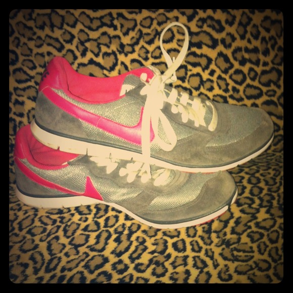 Gray and pink Nike tennis - Picture 1 of 4