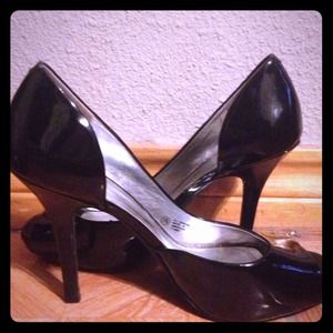 !!!Sold!!!!Black patent pump