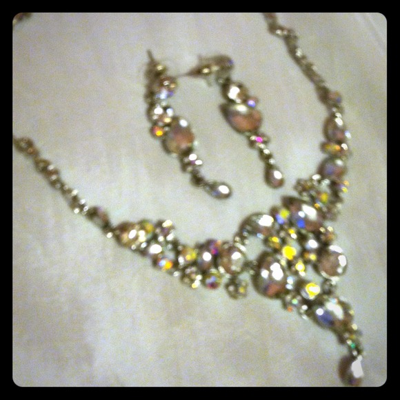 Beautiful necklace with earrings wore once